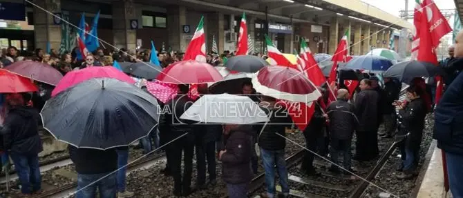 Reggio-Rosarno, tratta ferroviaria bloccata per gli Lsu-Lpu in protesta