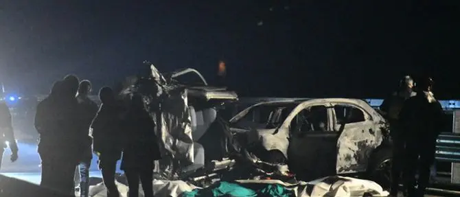 Auto contromano, sei morti