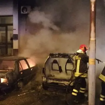 Notte di fuoco a Badolato Marina, le fiamme distruggono quattro auto