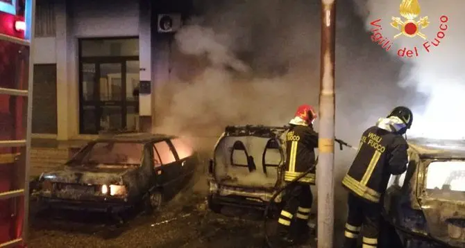 Notte di fuoco a Badolato Marina, le fiamme distruggono quattro auto