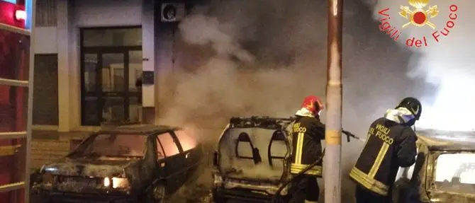 Notte di fuoco a Badolato Marina, le fiamme distruggono quattro auto