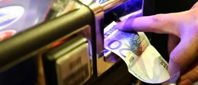 Reggio, il sindaco Falcomatà limita l'apertura delle sale giochi