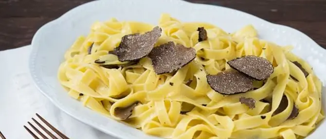 Senzatetto vince alle scommesse e offre un pranzo