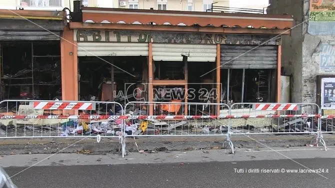 Cosenza, box dato alle fiamme per eliminare la concorrenza