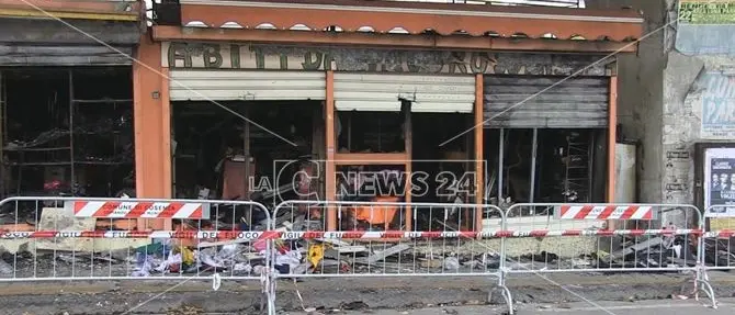 Cosenza, box dato alle fiamme per eliminare la concorrenza