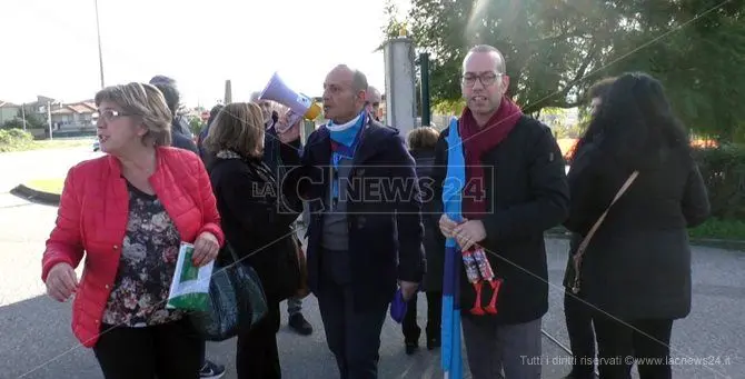 Lamezia Terme, i dipendenti comunali scioperano e scendono in strada