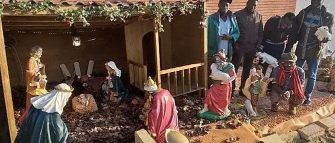 Migranti musulmani allestiscono presepi: «Grazie per averci accolti»