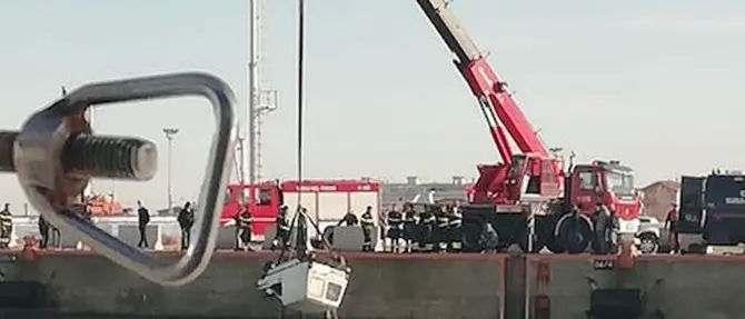 Schiavonea, furgone ripescato dai sommozzatori nelle acque del porto