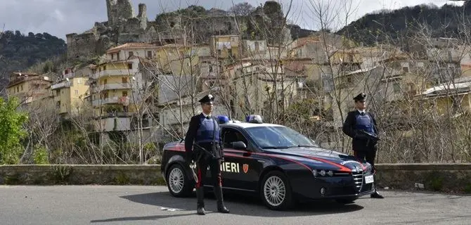 Lamezia Terme, in stato di agitazione aggredisce un carabiniere: arrestato