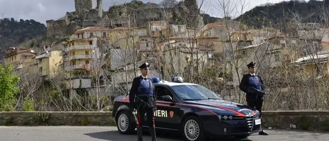 Lamezia Terme, in stato di agitazione aggredisce un carabiniere: arrestato
