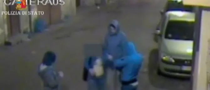 Bomba a Lamezia, un’impronta digitale incastra i due giovani (VIDEO)