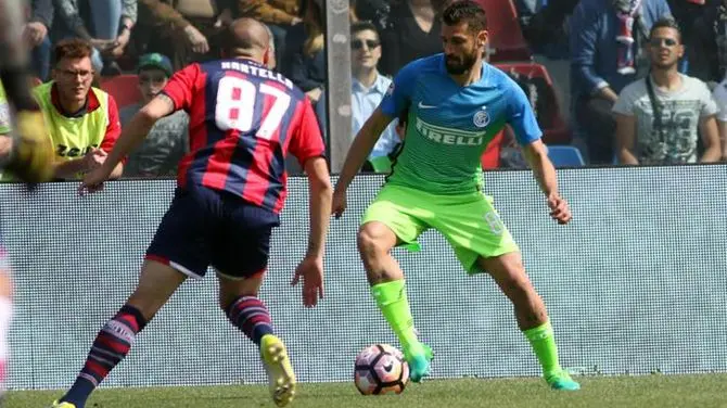 Crotone\\'s Bruno Martella (L) and Inter\\'s Antonio Candreva (R) in action during the Italian Serie A soccer match FC Crotone vs FC Inter at Ezio Scida stadium in Crotone, Italy, 09 April 2017. ANSA/ALBANO ANGILLETTA , ANSA