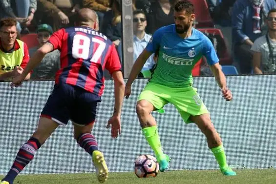 Crotone\\'s Bruno Martella (L) and Inter\\'s Antonio Candreva (R) in action during the Italian Serie A soccer match FC Crotone vs FC Inter at Ezio Scida stadium in Crotone, Italy, 09 April 2017. ANSA/ALBANO ANGILLETTA , ANSA