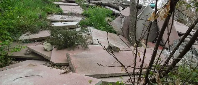 Rifiuti, sequestrata un’area nel Catanzarese: denunciato un imprenditore