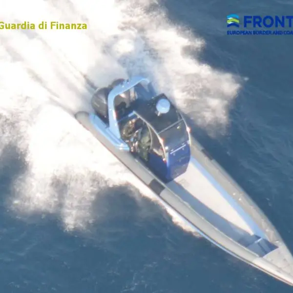 Spettacolare inseguimento nel Mar Ionio: gommone di trafficanti braccato fino in Grecia dalla Gdf (FOTO-VIDEO)