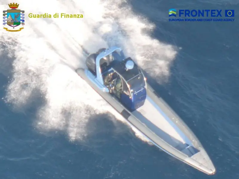 Spettacolare inseguimento nel Mar Ionio: gommone di trafficanti braccato fino in Grecia dalla Gdf (FOTO-VIDEO)