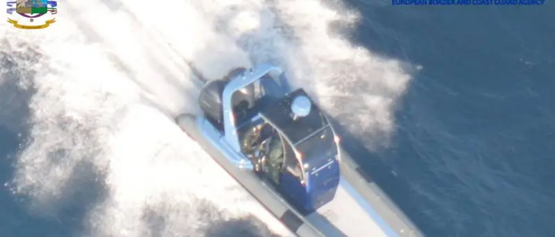 Spettacolare inseguimento nel Mar Ionio: gommone di trafficanti braccato fino in Grecia dalla Gdf (FOTO-VIDEO)