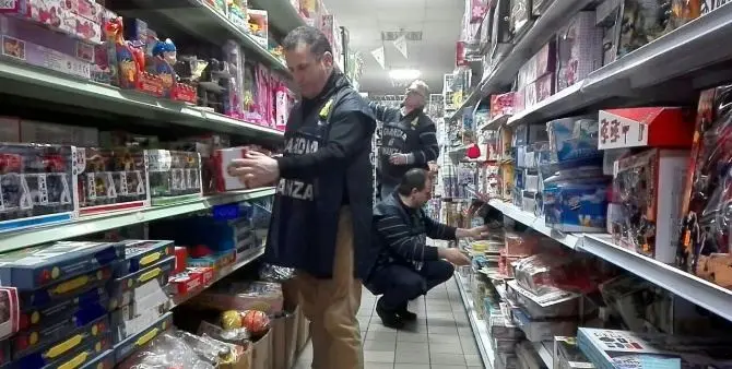 Paola, sequestrati giocattoli, articoli elettrici e cosmetici pericolosi per la salute
