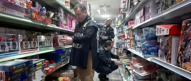 Paola, sequestrati giocattoli, articoli elettrici e cosmetici pericolosi per la salute