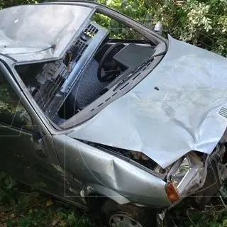 Catanzaro, esce fuori strada e precipita con l’auto in una scarpata