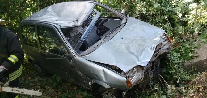 Catanzaro, esce fuori strada e precipita con l’auto in una scarpata