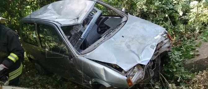 Catanzaro, esce fuori strada e precipita con l’auto in una scarpata