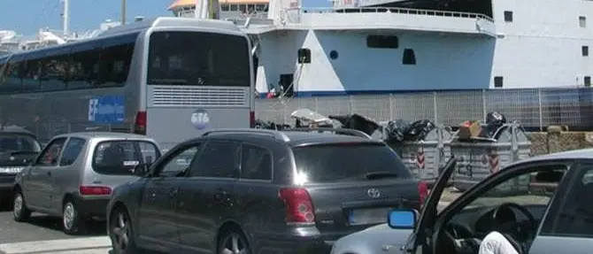 Villa San Giovanni, tre ore di attesa per gli imbarchi verso Sicilia