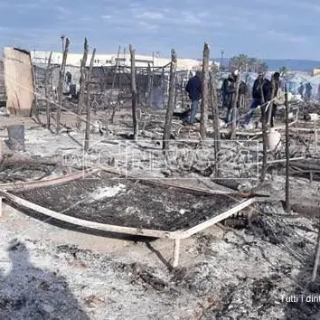 Incendio alla vecchia tendopoli di San Ferdinando: muore 30enne (FOTO-VIDEO)