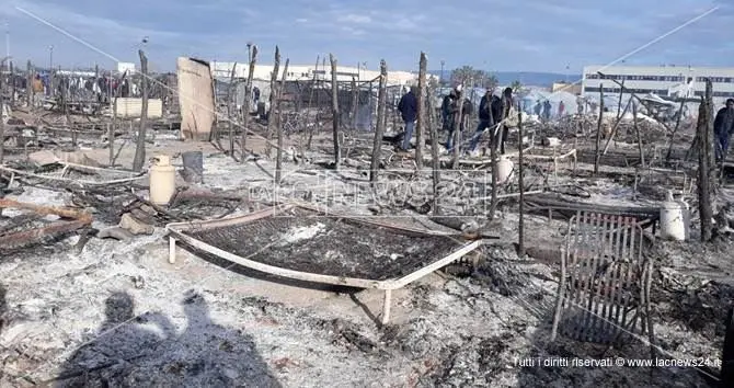 Incendio alla vecchia tendopoli di San Ferdinando: muore 30enne (FOTO-VIDEO)