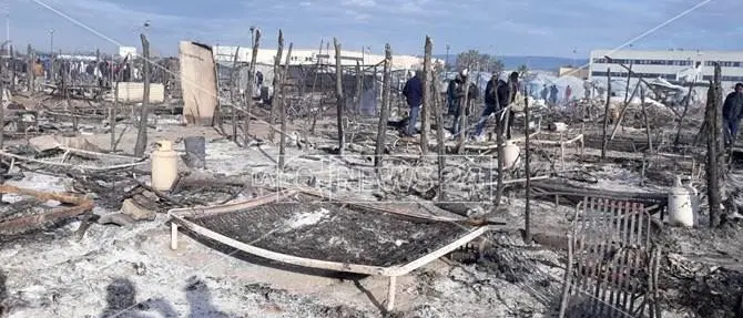 Incendio alla vecchia tendopoli di San Ferdinando: muore 30enne (FOTO-VIDEO)