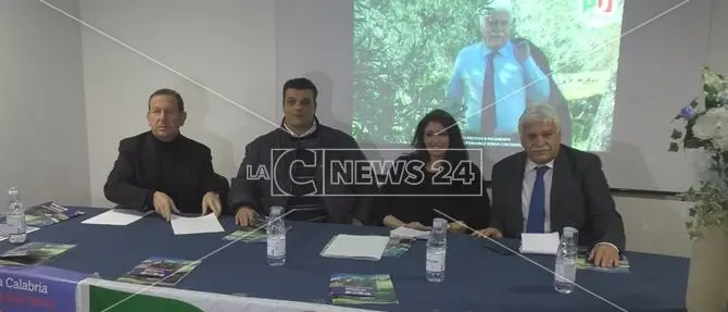 Pd, presentata a Crotone la candidatura di Nicodemo Oliverio