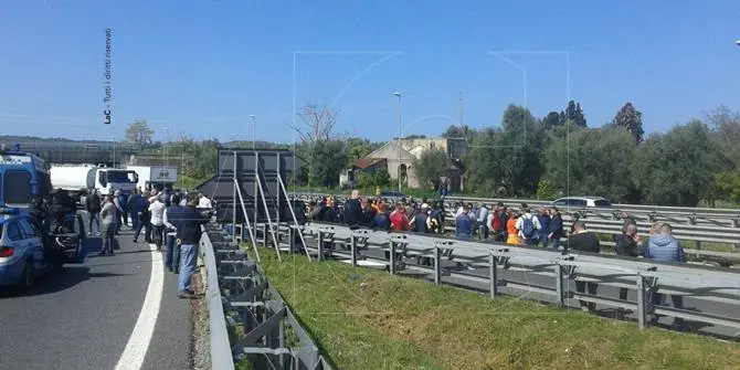 Continua la protesta dei portuali di Gioia Tauro, bloccata l'autostrada