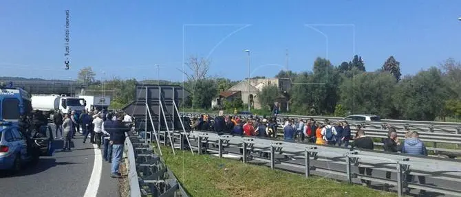 Continua la protesta dei portuali di Gioia Tauro, bloccata l'autostrada