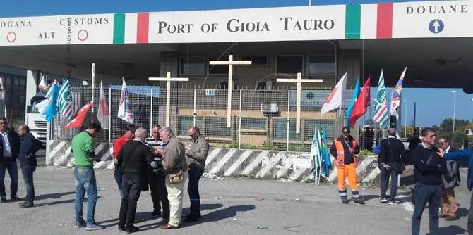 Porto di Gioia Tauro, rimosso blocco sull’autostrada. Il 19 aprile incontro con Delrio