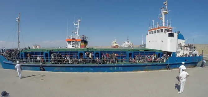 Nuovo sbarco record in Calabria, in arrivo a Vibo Marina oltre 1800 migranti