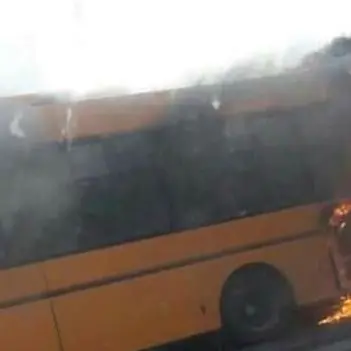 Autobus cittadino in fiamme a Lamezia Terme