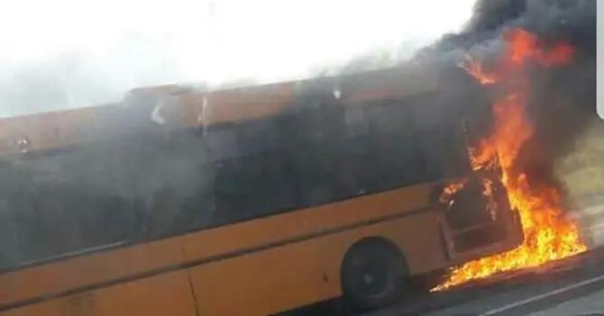 Autobus cittadino in fiamme a Lamezia Terme