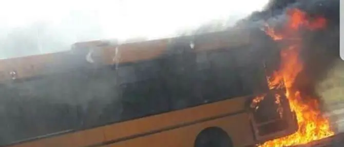 Autobus cittadino in fiamme a Lamezia Terme