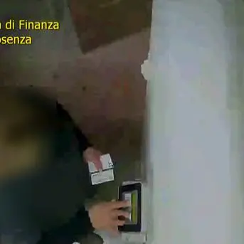 Al bar o con amici anziché lavorare: 20 indagati e 12 misure cautelari nel Cosentino (VIDEO)