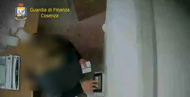 Al bar o con amici anziché lavorare: 20 indagati e 12 misure cautelari nel Cosentino (VIDEO)