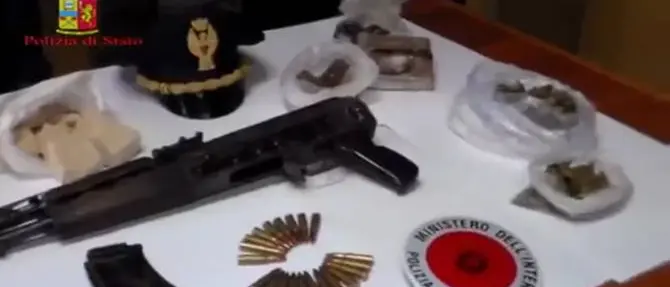 Operazione “Black Island”: a Crotone sgominata banda dedita allo spaccio di droga (NOMI e VIDEO)