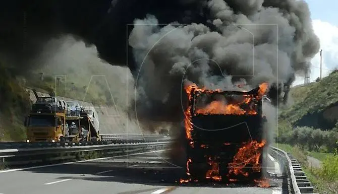 Salerno-Reggio, autobus in fiamme: salvi gli occupanti (VIDEO)