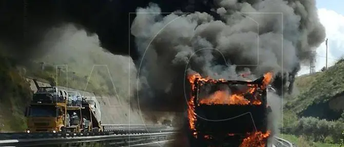 Salerno-Reggio, autobus in fiamme: salvi gli occupanti (VIDEO)