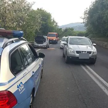 Forza un posto di blocco e viene inseguito. Sparati anche alcuni colpi di pistola