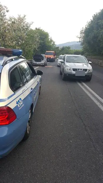 Forza un posto di blocco e viene inseguito. Sparati anche alcuni colpi di pistola