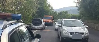 Forza un posto di blocco e viene inseguito. Sparati anche alcuni colpi di pistola