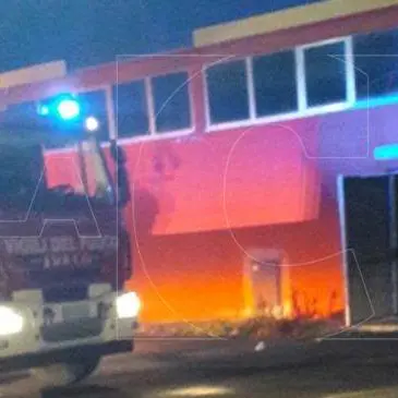 Vibo Valentia: incendio all'Ard Discount (VIDEO)