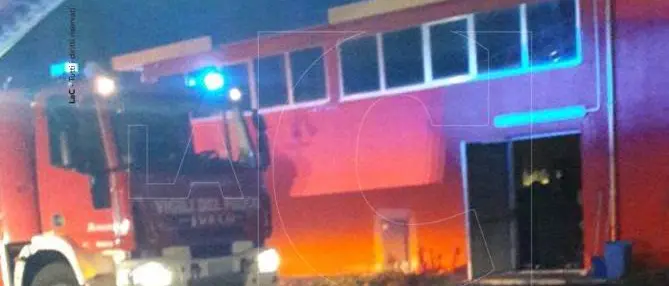 Vibo Valentia: incendio all'Ard Discount (VIDEO)