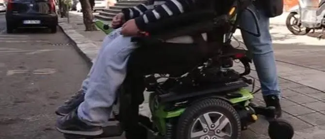 Barriere architettoniche a Reggio: il racconto di una giornata con Emanuele e Domenico (VIDEO)