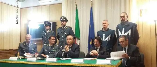 Truffa ai danni dello Stato, arrestati un funzionario della Protezione civile e tre imprenditori (NOMI)